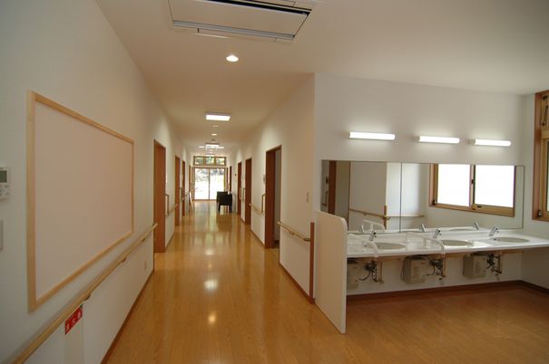 洗面台と廊下