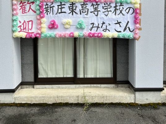 窓辺の飾りつけの建物外観  