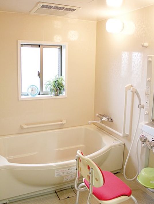 清潔で明るい浴室