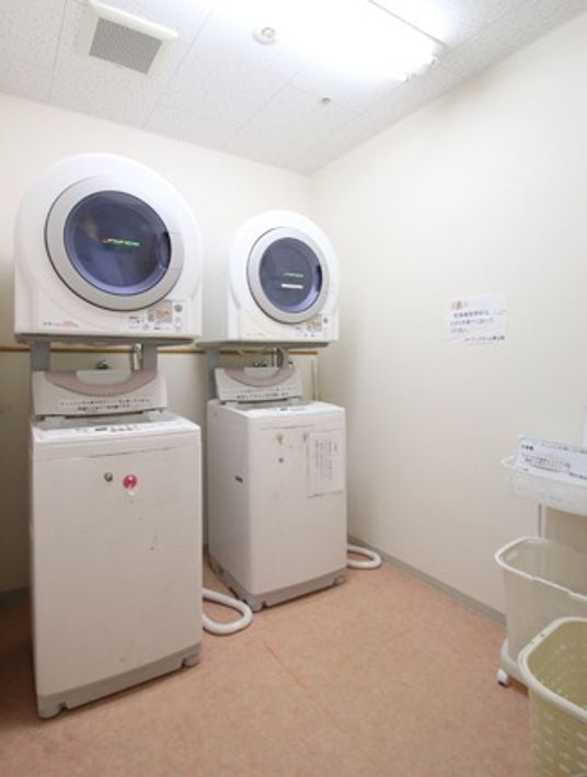 清潔なコインランドリー