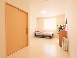 明るい居室の様子