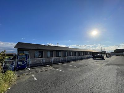 駐車場と建物外観