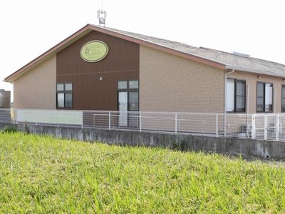 静かな環境の施設外観