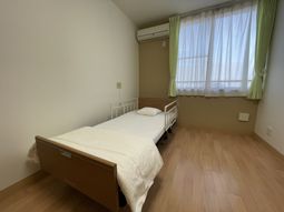 窓からの優しい光の居室