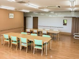 広々とした明るい食堂