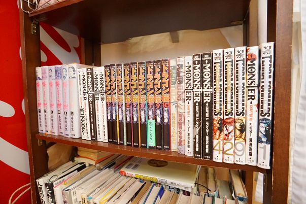 様々な本が並ぶ棚