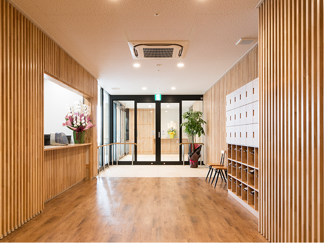 自然光の差し込む廊下 廊下 暖かい木目のデザインと自然光で、入居者の皆様がリラックスできる空間が広がっています。
