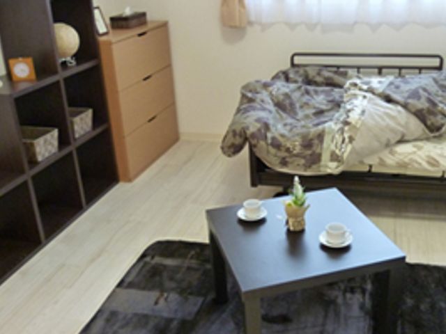 清潔感溢れる居室の一角 居室 日々の清掃を通じて、居心地の良い環境を整えることが大切です。利用者の快適な生活を支援しませんか。