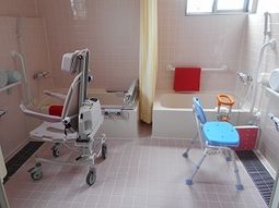 バリアフリー設計の浴室