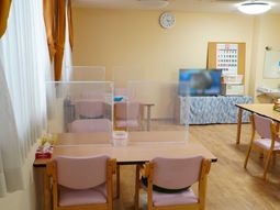 明るい食堂の様子