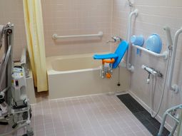 バリアフリー設計の浴室