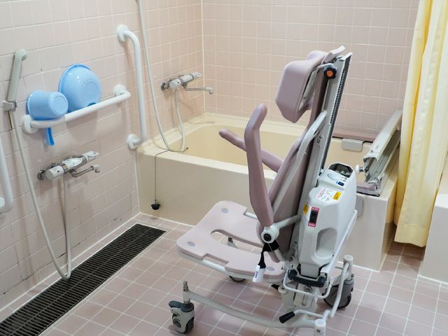 福祉用具を備えた浴室