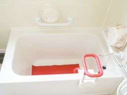 安全な手すり付き浴室