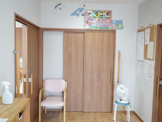 整然とした清潔な廊下
