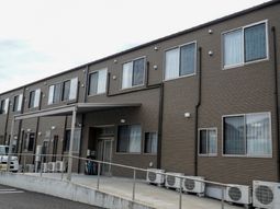 茶色い外壁の建物エントランス