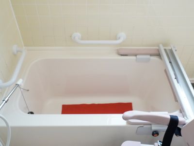 介護用の清潔な浴室