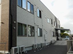 明るい外観の建物