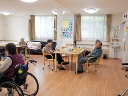 利用者が憩う明るい空間