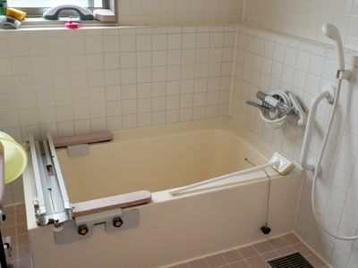 設備整った介護用浴室