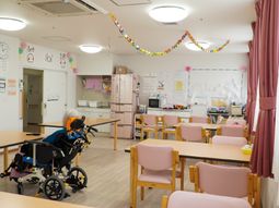 明るい空間の食堂エリア