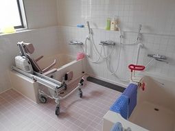 清潔なバリアフリー浴室