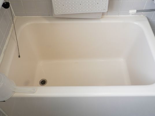 介護用の広い浴槽