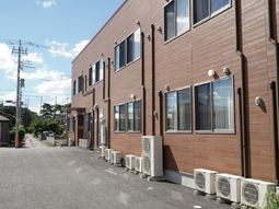 茶色い建物の外観