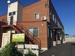 木目調の建物の外観