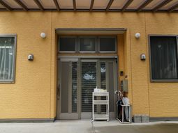 黄色い壁の建物エントランス