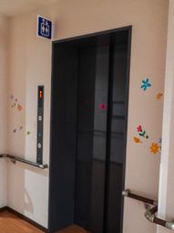 エレベーターと装飾ステッカー