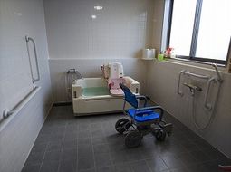 バリアフリーの浴室設備