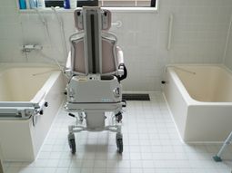 介助用バスチェアと浴槽