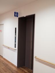 エレベーター前の廊下