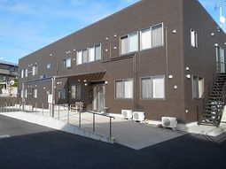 茶色の建物の外観