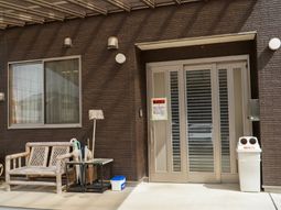 入り口と掲示物がある外観