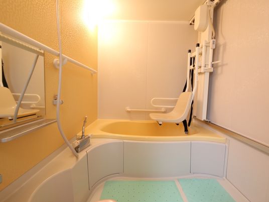 手すり付き浴室設備