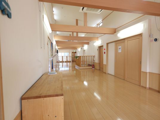 清潔感あふれる施設内廊下