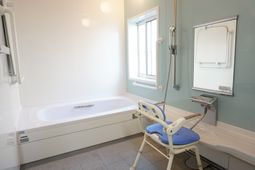 バリアフリー設計の浴室