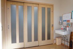 清潔な洗面台付き廊下