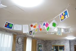 手作りのガーランドが飾られた室内