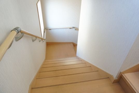 安全対策完備のきれいな階段