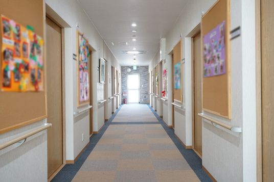 整った掲示物のある廊下