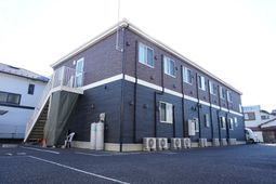 外壁がダークな建物外観