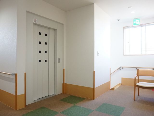 安全配慮の廊下 廊下 手すり付きの廊下で、入居者さまの安全な移動をサポートするお仕事です。快適な環境を一緒に作りましょう。