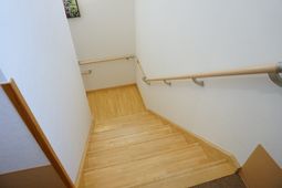 明るく清潔な廊下の階段