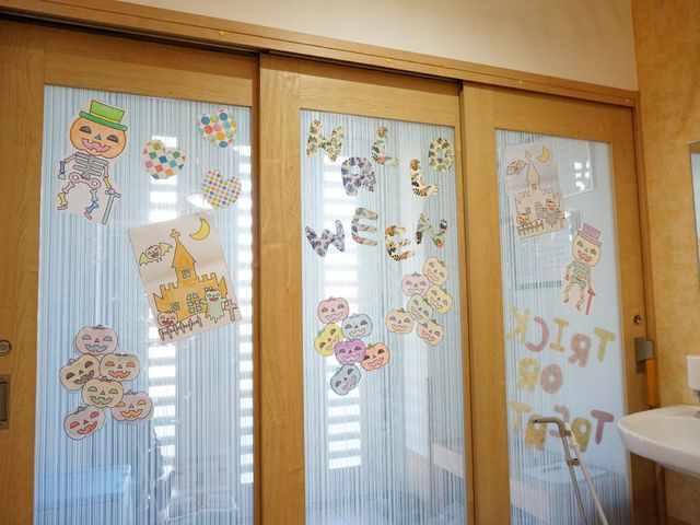 デコレーションされたスペース 多目的室 楽しく明るい雰囲気の作業スペース。利用者と共に季節のイベントを盛り上げるやりがいを感じられます。