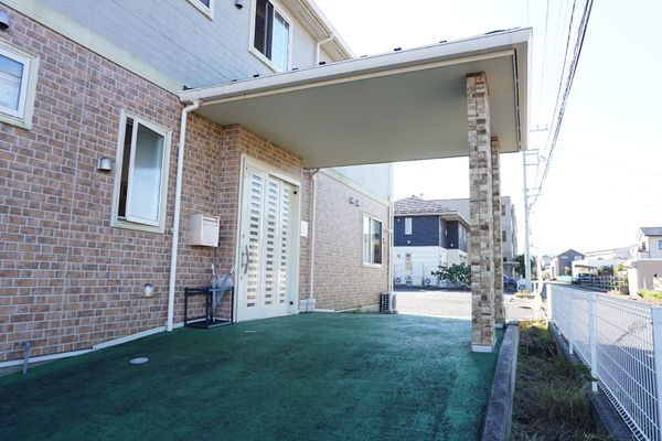 明るい外観のエントランス