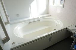 明るい浴室の浴槽