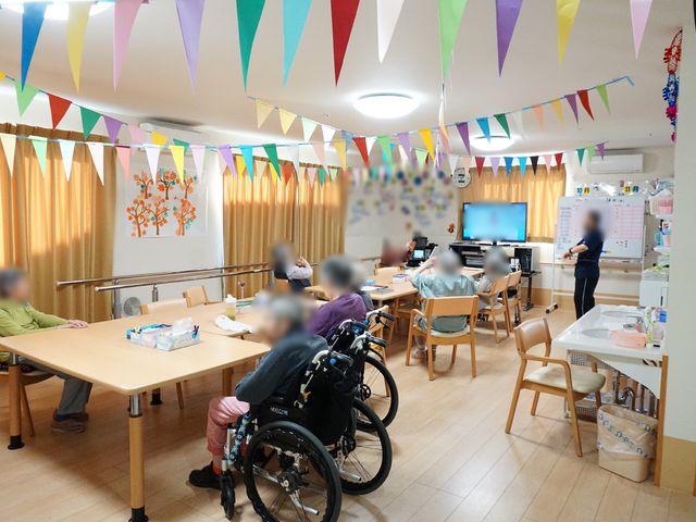 賑やかな食堂の様子 ダイニングルーム 心温まる食堂で笑顔溢れる毎日を支える、やりがいのあるお仕事です。