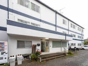 入口付きの建物外観